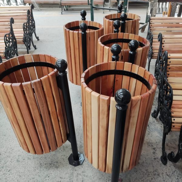 basurero de madera ornamental