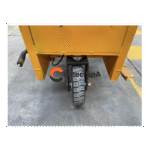 Mini Dumper eléctrico 600kg trabajando en terreno irregular (barro/pendiente).